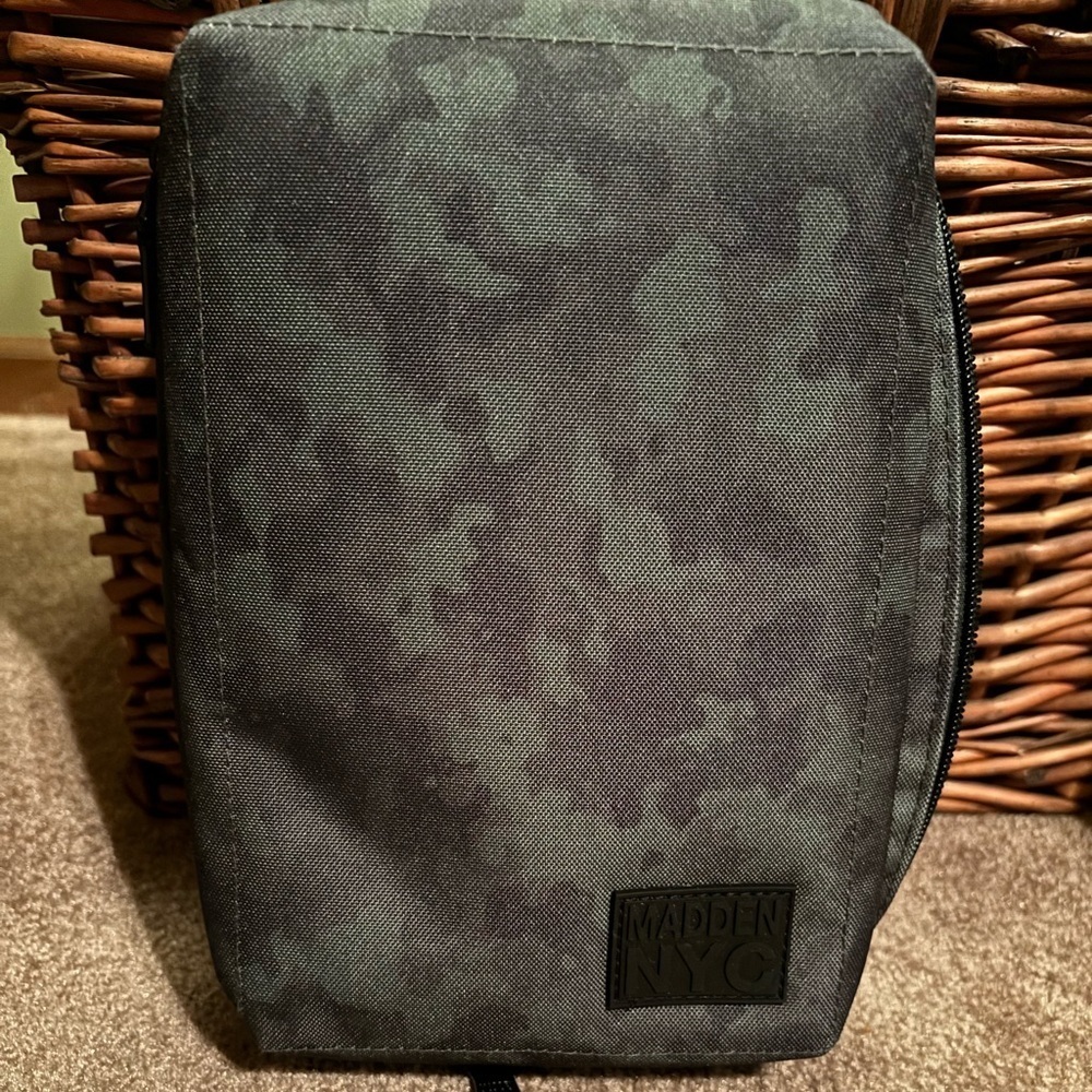 Madden NYC Electronic Green Camo Pouch